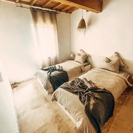 Dans Un Domaine - La Belle Epoque- Uzes - 6 Personnes * Baron (Gard)
